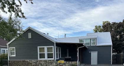 Custer Cottage / Fenced Yard