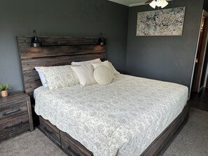 3 bedrooms, iron/ironing board, WiFi, bed sheets - Custer Cottage / Fenced Yard (Billings)