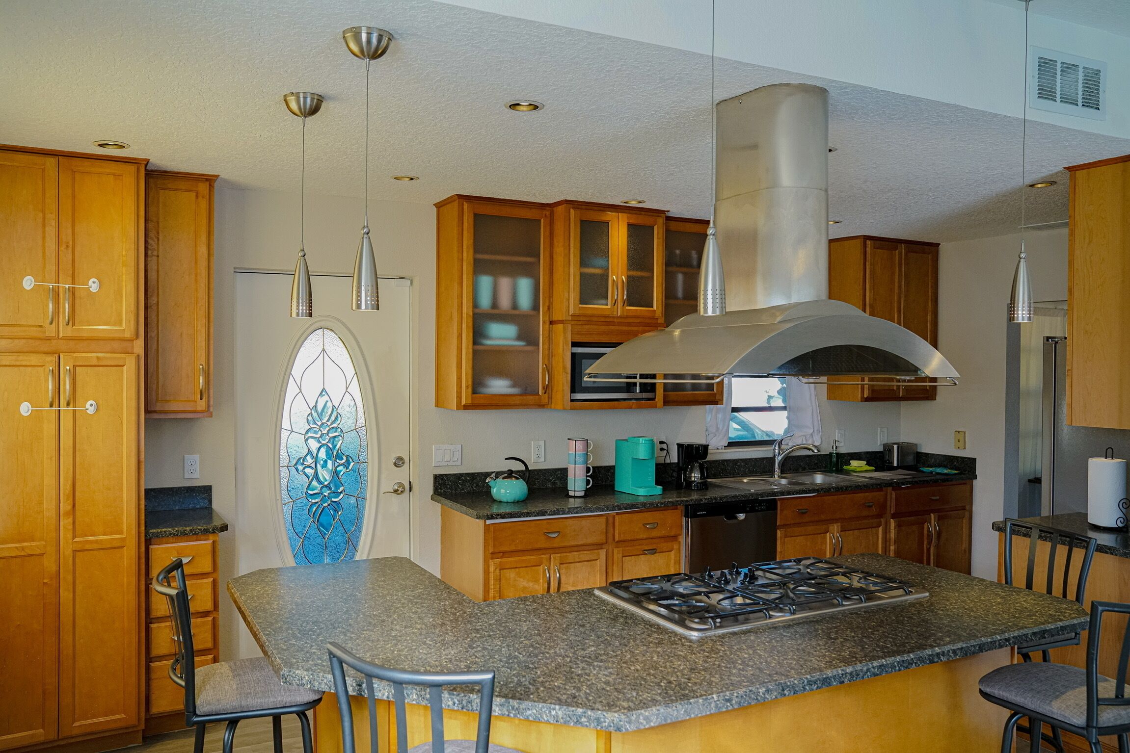 Geladeira, micro-ondas, fogão, cooktop