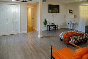 3 quartos, escrivaninha, ferros/tábuas de passar roupa