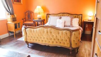 Standard Room, 1 Queen Bed, Non Smoking | Iron/ironing board, free WiFi