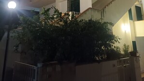 Un immeuble à plusieurs étages, doté de balcons et d’une entrée sécurisée par un portail.