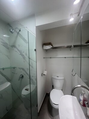 Douche, sèche-cheveux, serviettes fournies, savon