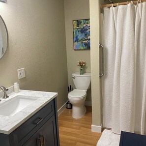 Een haardroger, handdoeken, zeep, toiletpapier