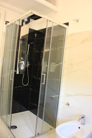 Shower, hair dryer, bidet, towels - Alicemaria Vatican comfortable apartment 2 rooms (Roma)