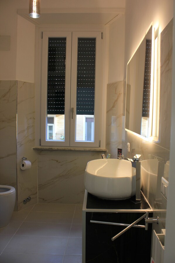 Shower, hair dryer, bidet, towels - Alicemaria Vatican comfortable apartment 2 rooms (Roma)