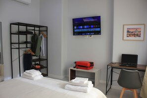 1 Schlafzimmer, Schreibtisch, Bügeleisen/Bügelbrett, Reisekinderbett