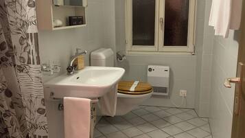 Dusche, Haartrockner, Handtücher, Toilettenpapier