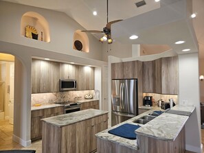 Geladeira, micro-ondas, fogão, cooktop