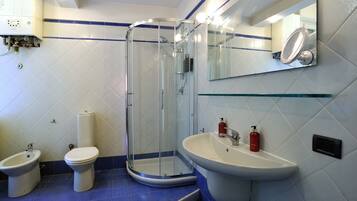 SĂšche-cheveux, bidet, savon, papier toilette