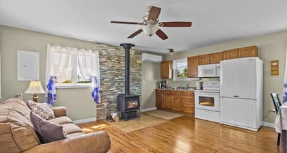 Cozy 2-bedroom bungalow in the country but minutes to the highway!