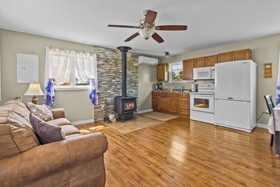 Cozy 2-bedroom bungalow in the country but minutes to the highway!
