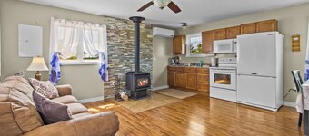 Cozy 2-bedroom bungalow in the country but minutes to the highway!