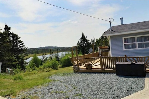 Cozy 2-bedroom bungalow in the country but minutes to the highway!