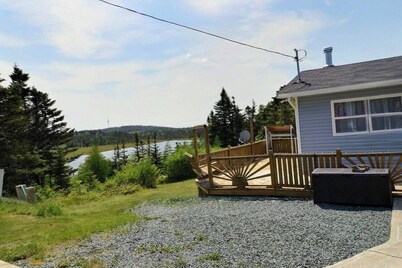 Cozy 2-bedroom bungalow in the country but minutes to the highway!
