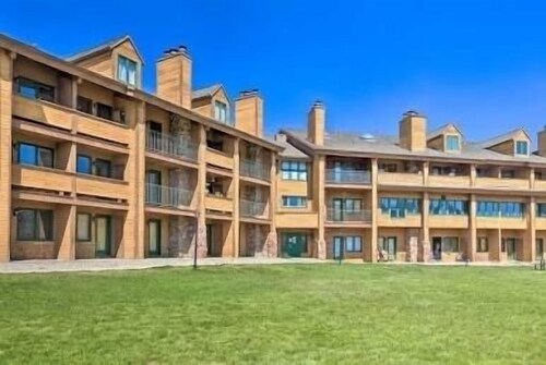 Cozy Condo, 3 beds, 2 baths, kitchen, near RMNP, Hiking, Golf, Skiing and more!
