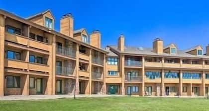 Cozy Condo, 3 beds, 2 baths, kitchen, near RMNP, Hiking, Golf, Skiing and more!