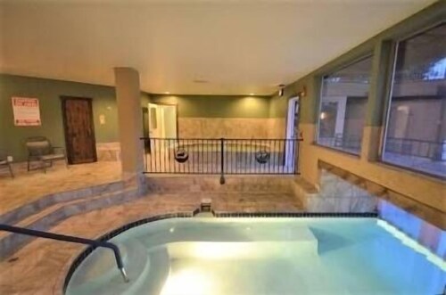 Cozy Condo, 3 beds, 2 baths, kitchen, near RMNP, Hiking, Golf, Skiing and More!