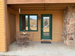 Outdoor dining - Cozy Condo, 3 beds, 2 baths, kitchen, near RMNP, Hiking, Golf, Skiing and more! (Granby)