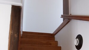 A wooden staircase with a handrail, white walls, and a ceiling with visible beams. - Gîte des Hautes Côtes de Beaune, former winegrower's residence! <10min from Beaune (Nantoux)