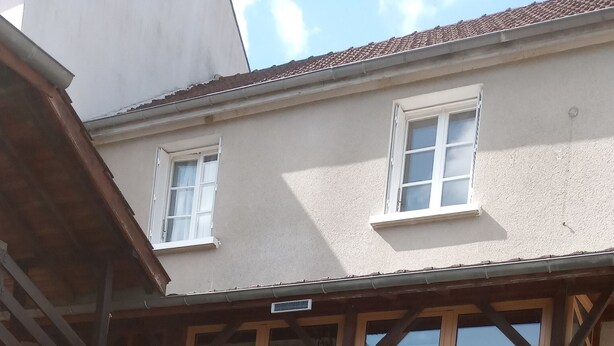 A two-story house with a stone facade, a wooden staircase, and a brick driveway. - Gîte des Hautes Côtes de Beaune, former winegrower's residence! <10min from Beaune (Nantoux)