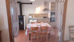 A compact kitchen with a dining area. - Gîte des Hautes Côtes de Beaune, former winegrower's residence! <10min from Beaune (Nantoux)