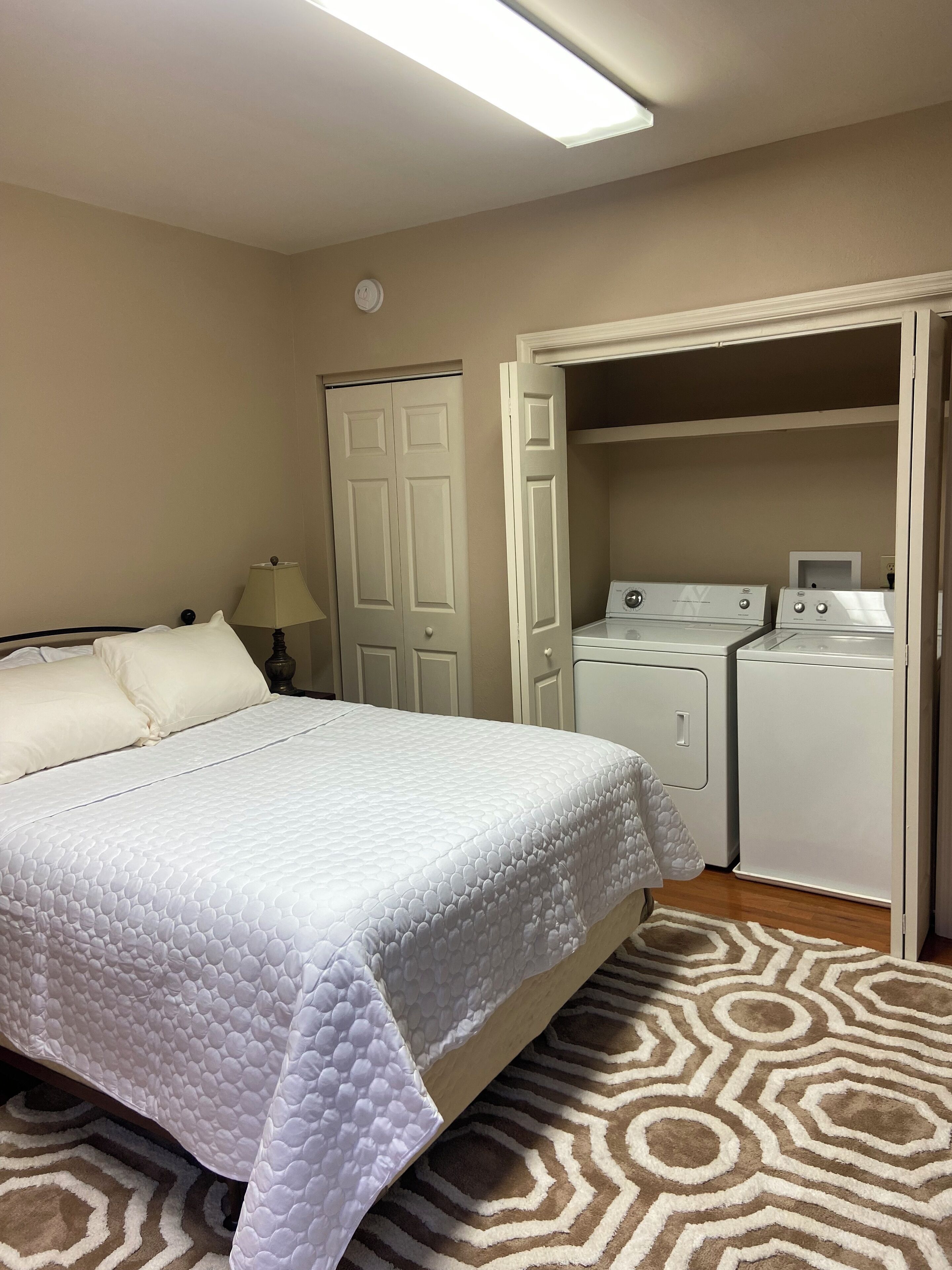 1 habitación, tabla de planchar con plancha, wifi y ropa de cama 