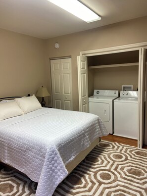 1 slaapkamer, een strijkplank/strijkijzer, wifi, beddengoed