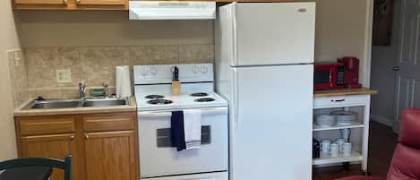 Refrigerador, microondas, horno y parrilla de estufa