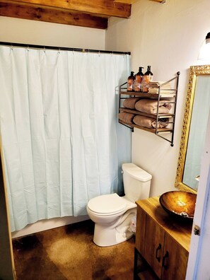 Hair dryer, towels, soap, shampoo - Cozy, quiet studio with AC, heat, laundry and WiFi in lovely Noble (Noble)