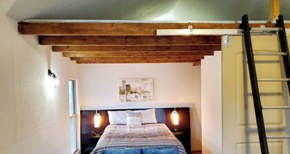 Cozy, quiet studio with AC, heat, laundry and WiFi in lovely Noble