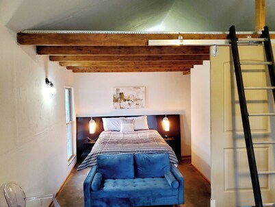 Cozy, quiet studio with AC, heat, laundry and WiFi in lovely Noble
