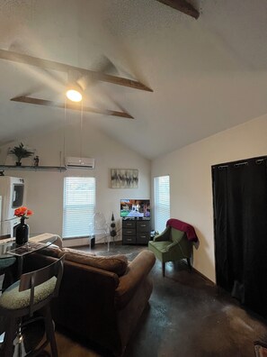 Smart TV - Cozy, quiet studio with AC, heat, laundry and WiFi in lovely Noble (Noble)