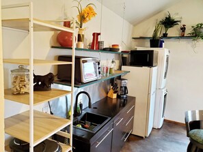 Fridge, microwave, oven, coffee/tea maker - Cozy, quiet studio with AC, heat, laundry and WiFi in lovely Noble (Noble)