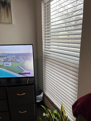 Interior - Cozy, quiet studio with AC, heat, laundry and WiFi in lovely Noble (Noble)