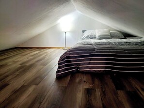 1 bedroom, in-room safe, free WiFi, bed sheets - Cozy, quiet studio with AC, heat, laundry and WiFi in lovely Noble (Noble)