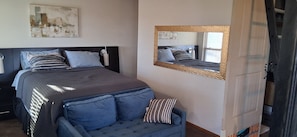 1 bedroom, in-room safe, free WiFi, bed sheets - Cozy, quiet studio with AC, heat, laundry and WiFi in lovely Noble (Noble)