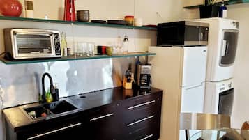 Een koelkast, een magnetron, een oven, een koffiezetapparaat/waterkoker