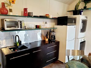 Fridge, microwave, oven, coffee/tea maker - Cozy, quiet studio with AC, heat, laundry and WiFi in lovely Noble (Noble)