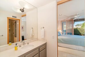 Een douche, een haardroger, handdoeken, toiletpapier