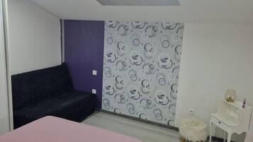 3 slaapkamers, een strijkplank/strijkijzer, reisbedje, wifi