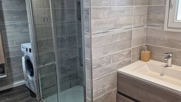 Een douche, een haardroger, handdoeken, toiletpapier