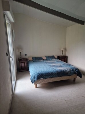 3 chambres, fer et planche à repasser, lit parapluie, Wi-Fi