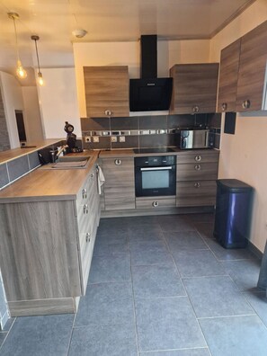 Micro-ondes, four, plaque de cuisson, lave-vaisselle