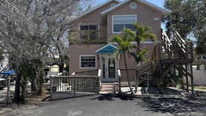 A two-story building with a sign reading "Animal Hospital" and a "Sun-Surf" sign above the entrance. - 5 Minute Walk to Beach, Restaurants, Shops,Playground. Quaint and Quiet in IRB ! (Indian Rocks Beach)