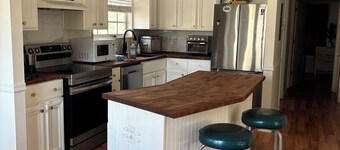 5 Minute Walk to Beach, Restaurants, Shops,Playground. Quaint and Quiet in IRB !