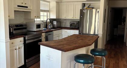 5 Minute Walk to Beach, Restaurants, Shops,Playground. Quaint and Quiet in IRB !