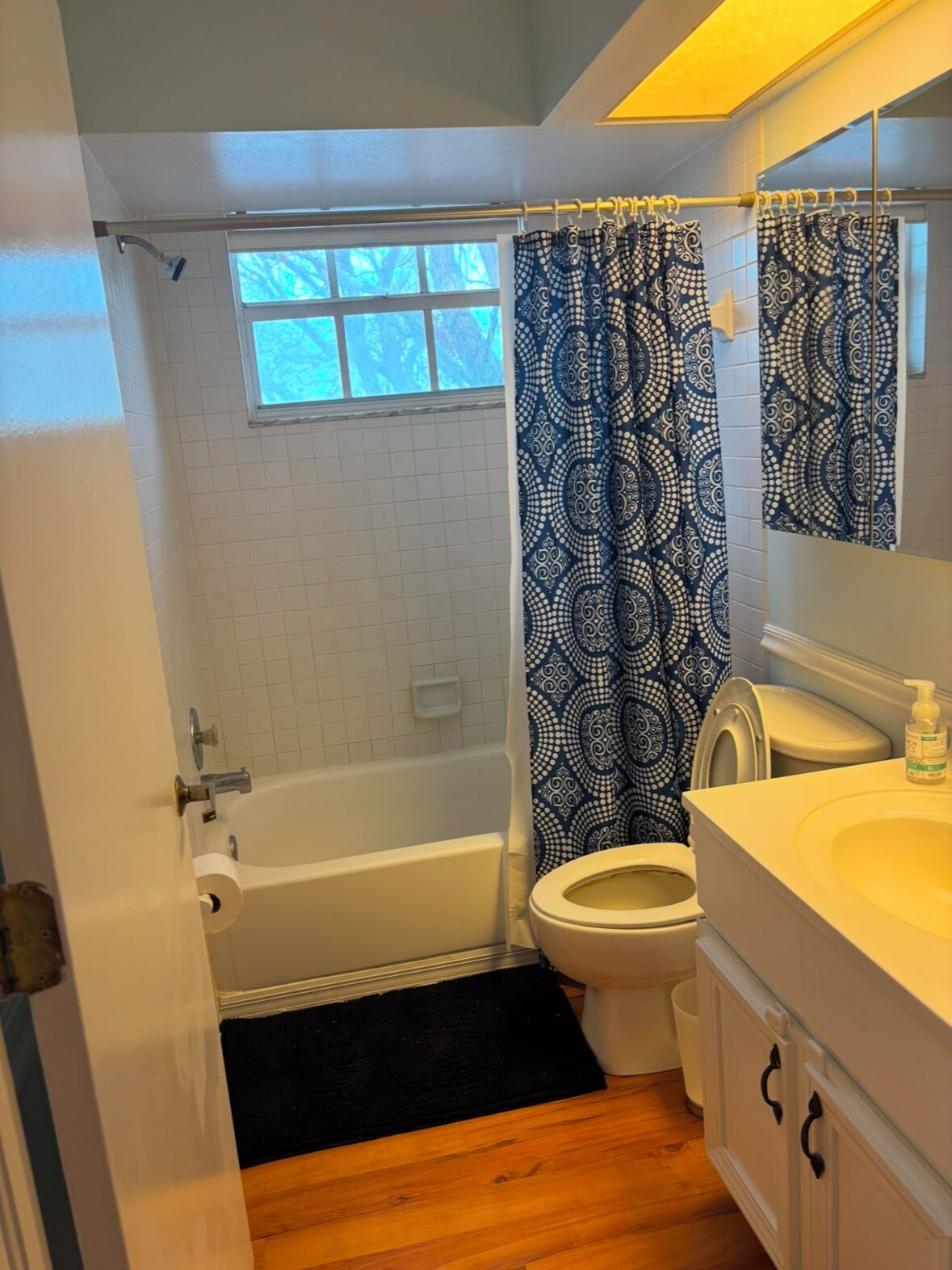 Un baño con bañera, inodoro y lavamanos.