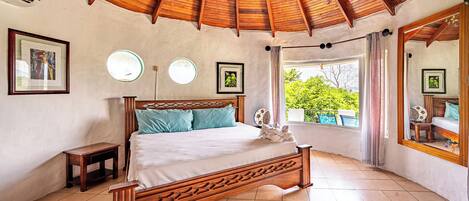 7 slaapkamers, een kluis op de kamer, een strijkplank/strijkijzer