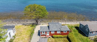 Ruby Cottage on the shores of Sandy River Beach 